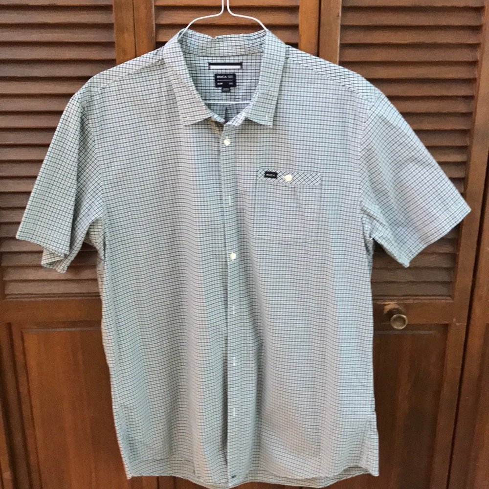 RVCA perfect condition short sleeve button up! 🌊
